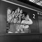 841964 Afbeelding van kinderen bij vertrek per trein uit het N.S.-station Amsterdam C.S. te Amsterdam (Groot Vakantie ...